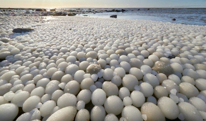 Finlandiya'da bir plaj binlerce buzdan yumurtayla kaplandı