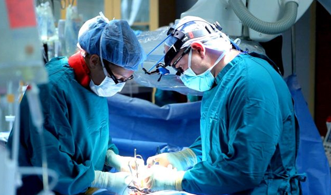 Ameliyatta gazlı bezi unutan doktora 6 ay hapis