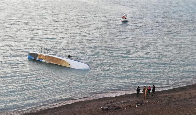 Van Gölü'nde göçmen teknesi battı: 7 ölü