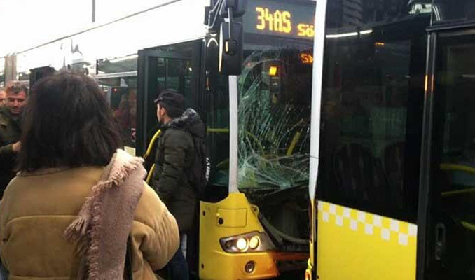 Fikirtepe'de iki metrobüs çarpıştı