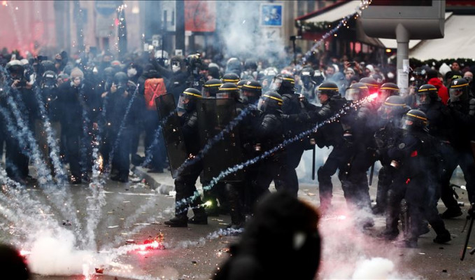 Paris'te polisin attığı gaz kapsülü AA foto muhabirini yaraladı