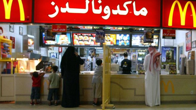 Suudi Arabistan'da kadınlar restoranlara erkeklerle aynı kapıdan girebilecek