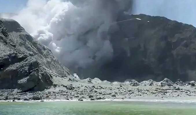 Yeni Zelanda’da Whakaari Yanardağı patladı