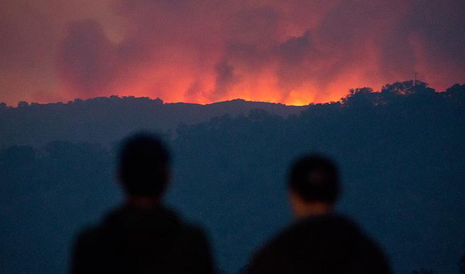 Orman yangını, binlerce kişiyi tahliye edildi