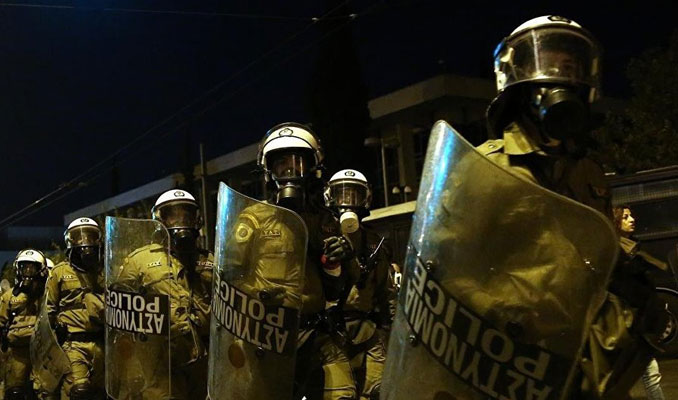 Atina polisi işgalcileri binadan çıkardı
