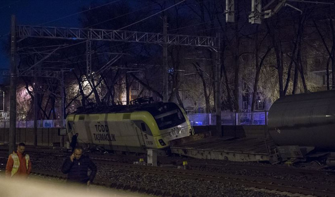 Ankara'da yük treninin vagonları raydan çıktı