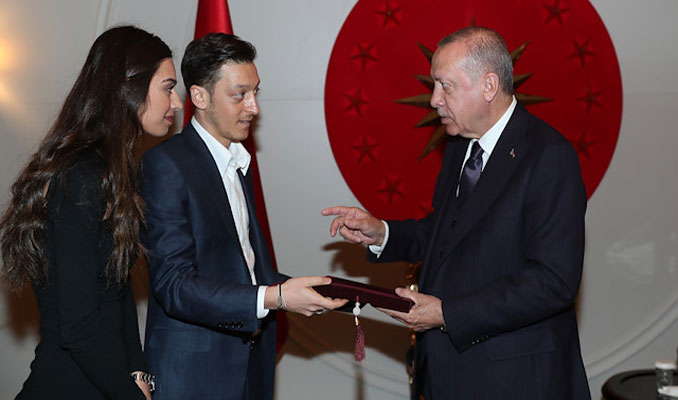 Mesut Özil ve nişanlısı Cumhurbaşkanı Erdoğan'a davetiye verdi