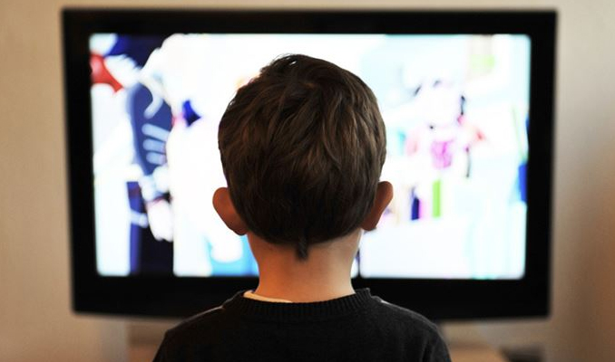 Ekranda uzun vakit geçiren çocuklar daha mutsuz oluyor