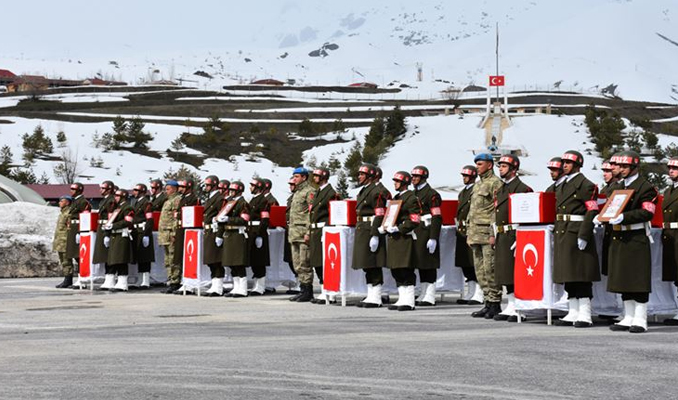 Hakkari'de şehit askerler için tören düzenlendi