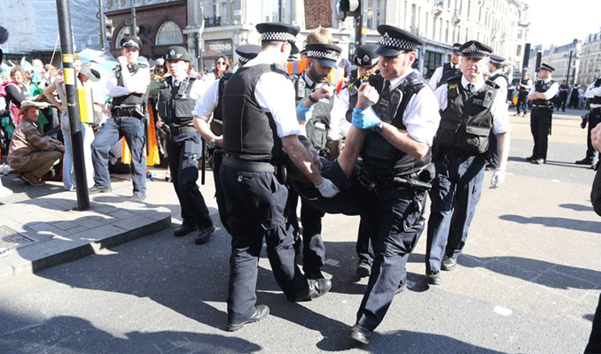 Londra'daki çevreci eyleminde gözaltı sayısı 750'yi geçti