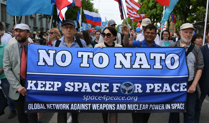 ABD’li aktivistler, 'NATO’ya hayır' pankartıyla Kırım’daki 1 Mayıs yürüyüşünde