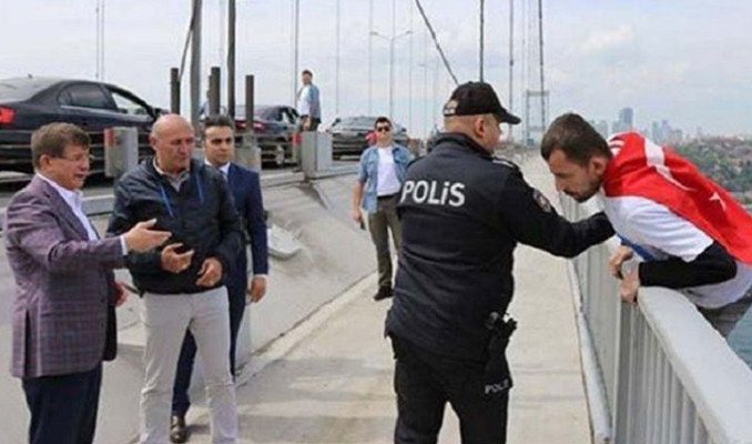 Davutoğlu köprüde intiharı önledi!