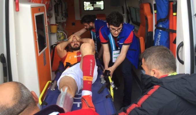 Galatasaray’da Emre Akbaba’nın ayağı kırıldı
