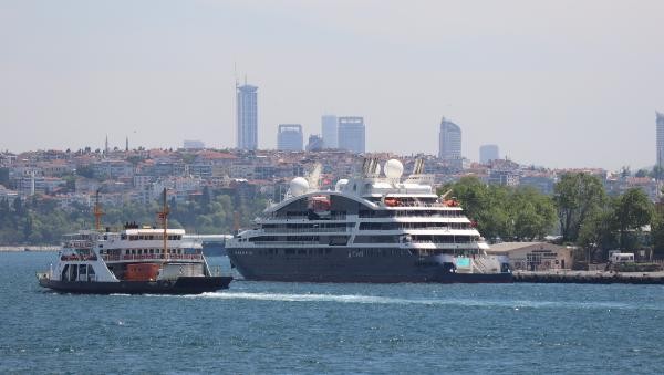 Fransız gemisi turistlerle İstanbul'a geldi