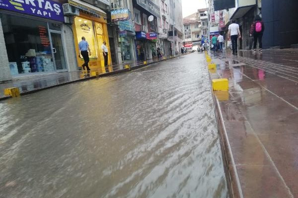 Kırıkkale'de yağmur caddeleri suyla doldurdu 