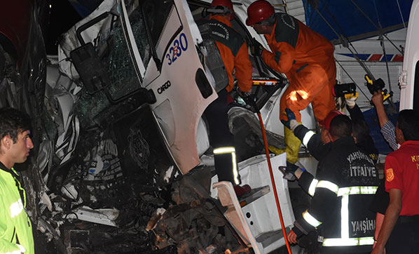 Kırıkkale'de feci kaza: 2 ölü 16 yaralı