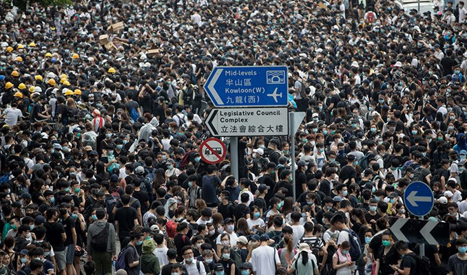 Hong Kong'da halk Çin'e iade yasa planına karşı birleşti
