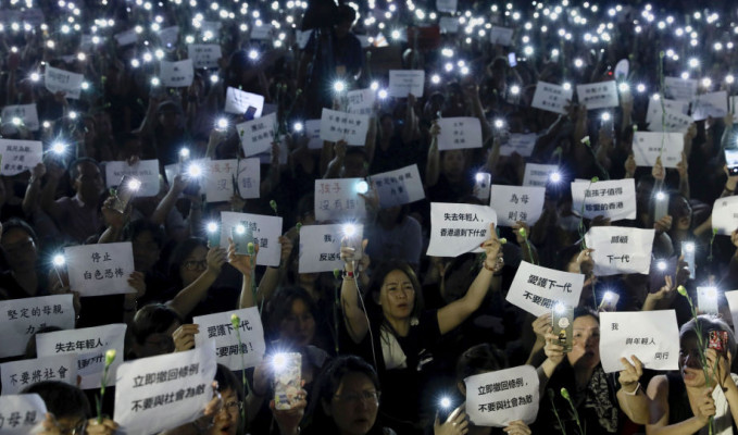 Hong Kong'da protestolar sonuç verdi: Askıya alındı