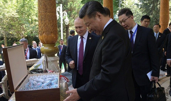 Putin'den Şi Cinping'e doğum günü hediyesi