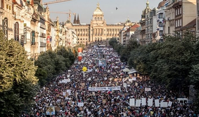 Çekya'da 10 binler Başbakan Babis'in istifasını istiyor