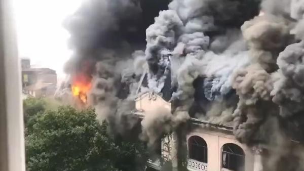 Çin’de 100 yıllık otelde büyük yangın