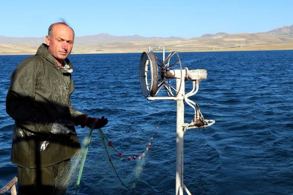 Yasak kalktı, balıkçılar inci kefali için Van Gölü'ne ağlarını attı