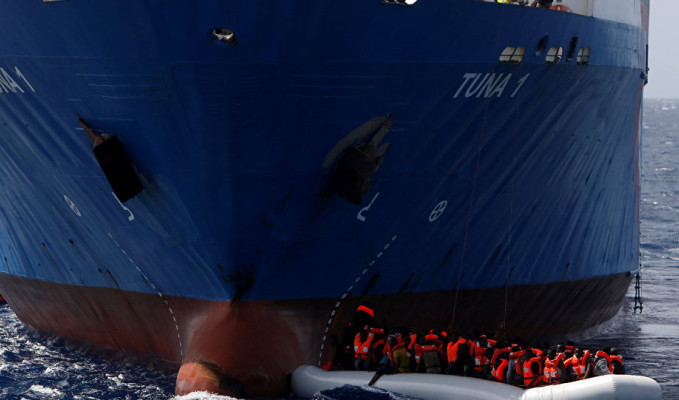 İtalya kendi sahil güvenlik gemisini limana almıyor