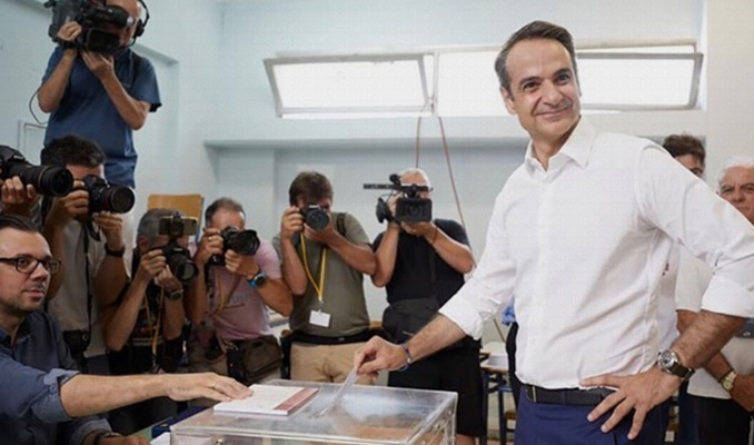 Yunanistan'da seçimin galibi Miçotakis oldu