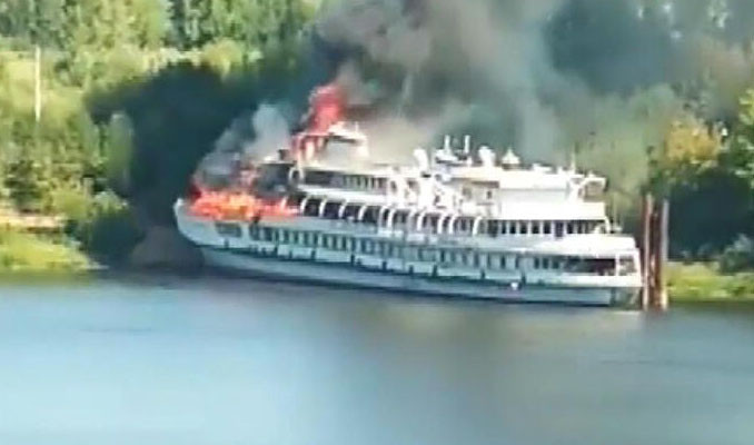 Rusya'da tadilatı süren yolcu gemisinde yangın!