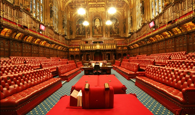 İngiltere'de Parlamento, 2. Elizabeth'in onayıyla askıya alınıyor