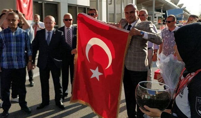 Turhan Çömez 12 yıl sonra Türkiye'ye döndü
