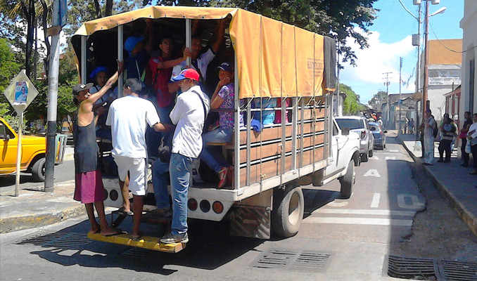 Venezuelalılar her gün işlerine kamyon kasalarında gidiyor