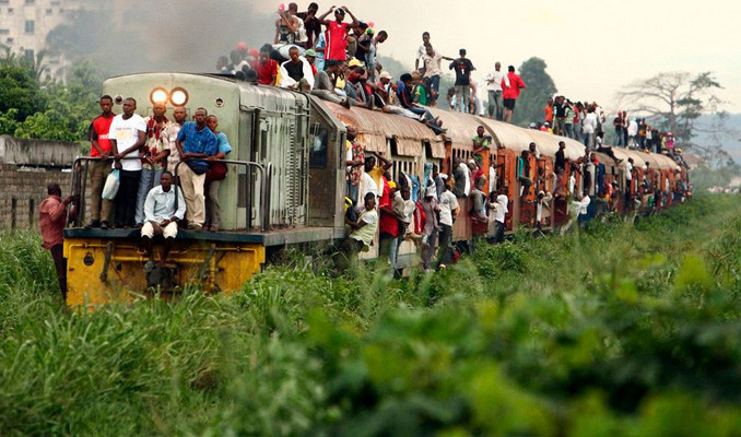 Kongo'da bir yolcu treni raydan çıkınca felaket yaşandı