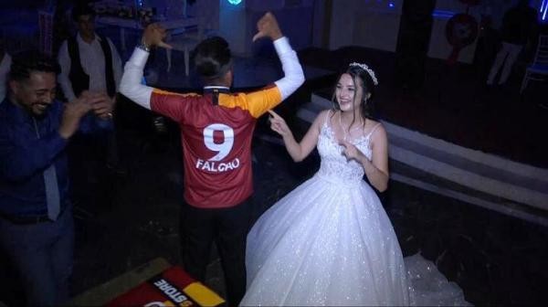 Düğünde Falcao forması giyen damat ve gelinden yıldız oyuncuya mesaj