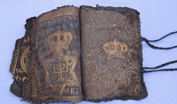 Diyarbakır'da altın işlemeli İncil ele geçirildi