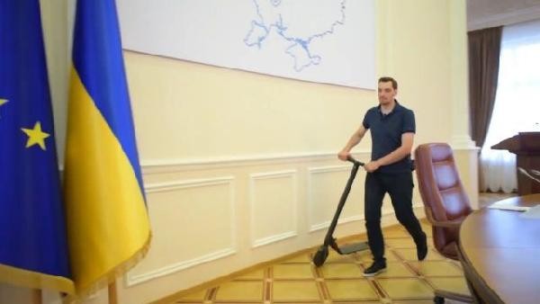 Ukrayna Başbakanı, Bakanlar Kurulu'nda scooter ile gezdi