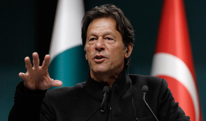 Pakistan Başbakanı İmran Han'ı taşıyan uçak acil iniş yaptı