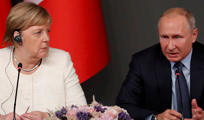 Putin ve Merkel'den Libya görüşmesi