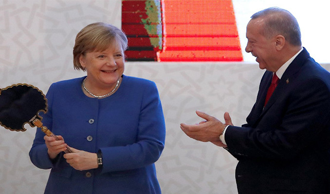 Erdoğan'dan Merkel’e sırçalı saray aynası