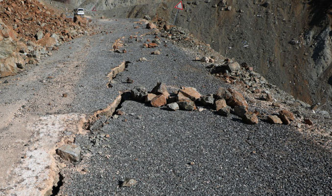 Depremin şiddetiyle asfalt yollarda derin ve uzun çatlaklar oluştu