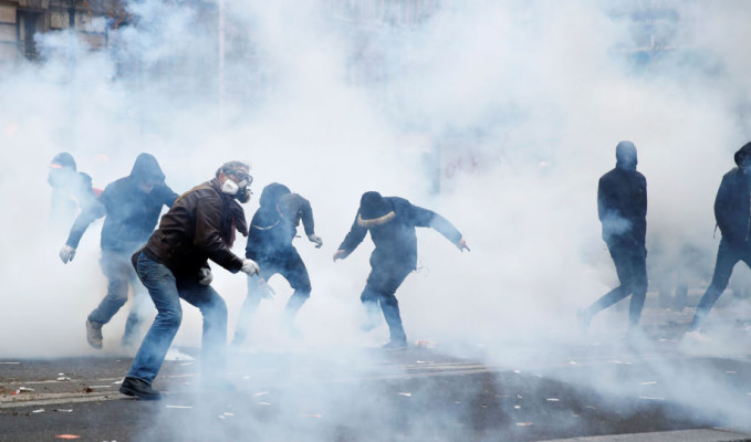 Fransa'da göz yaşartıcı gaz bombası yasaklandı