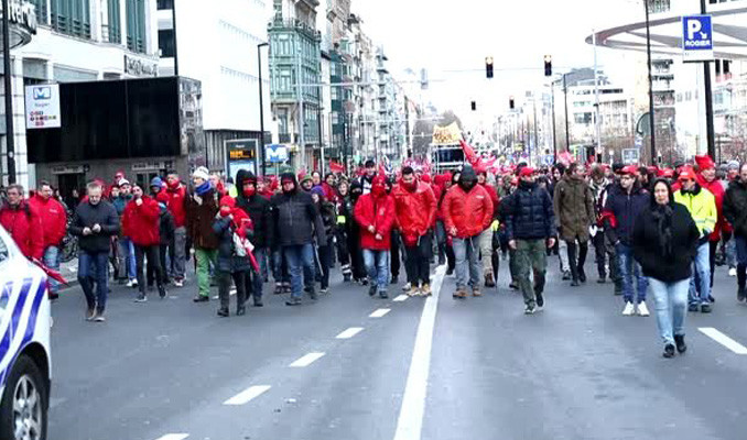 Brüksel'de binlerce kişi sosyal haklar için sokağa döküldü