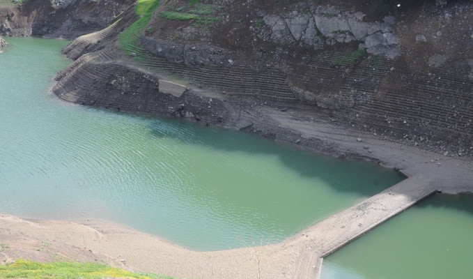 Kocaeli'deki barajda su seviyesi düştü, köprü ortaya çıktı