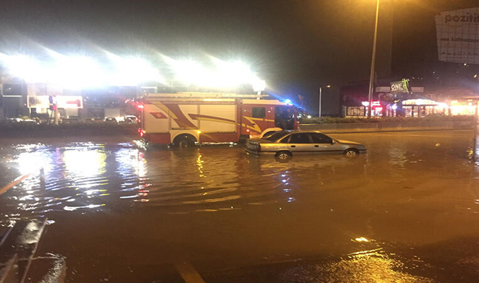 Ankara'da şiddetli yağış hayatı felç etti!
