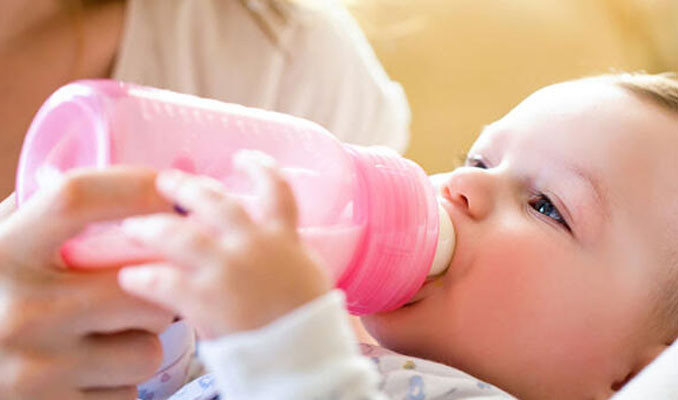 Biberonla beslenen bebekler için mikroplastik uyarısı