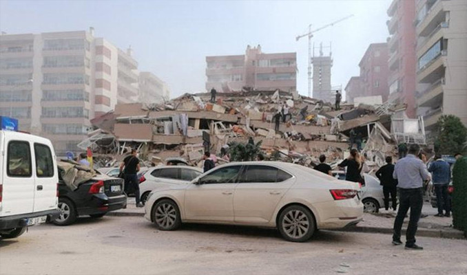 İzmir'de çöken bir binada arama kurtarma çalışması başlatıldı