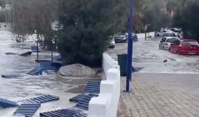 İzmir'de deprem sonrası deniz sokaklara taştı