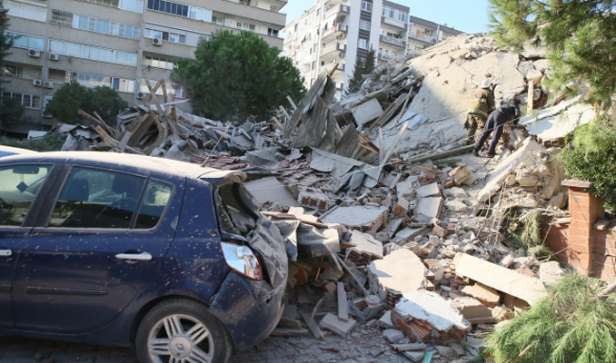 İzmir'de yıkılan binadan 4 kişi canlı çıkarıldı