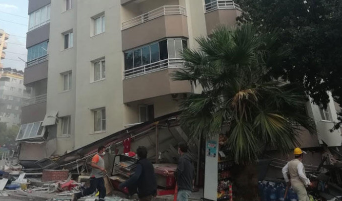 11 katlı binanın ilk 3 katı çöktü, markette 20 kişi mahsur