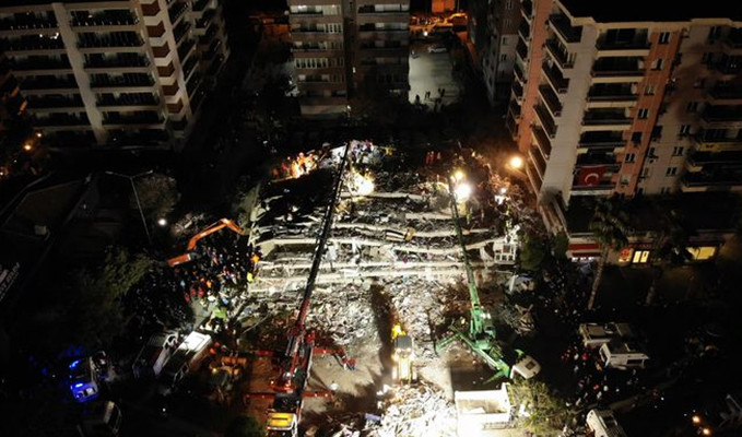 İzmir'de 17 can kaybı, 709 yaralı